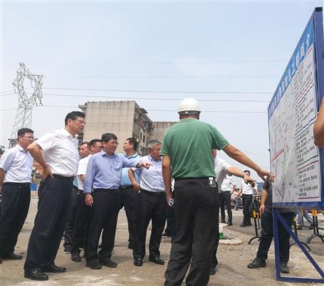 鄭俊康、吳煒到火車站周邊路網(wǎng)改造工程調(diào)研