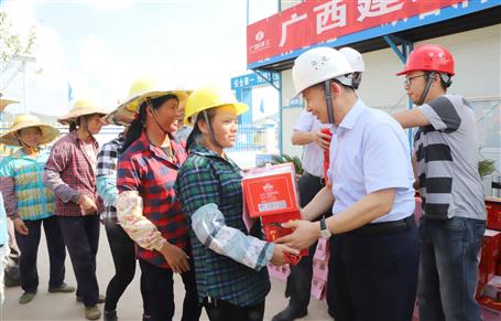 集團(tuán)公司黨委委員、副總經(jīng)理侯立林到公司施工一線送清涼