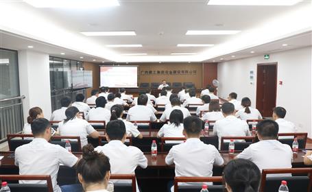 覃振華到南寧片區上專題黨課